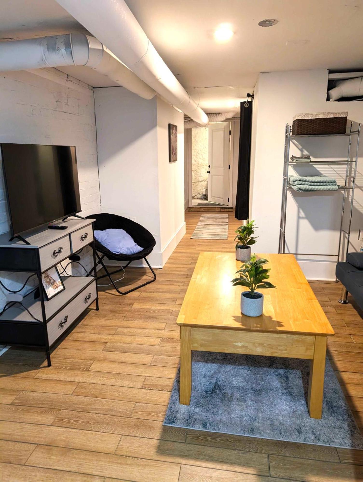 Downtown Retreat - Cozy Basement Apartment Columbus