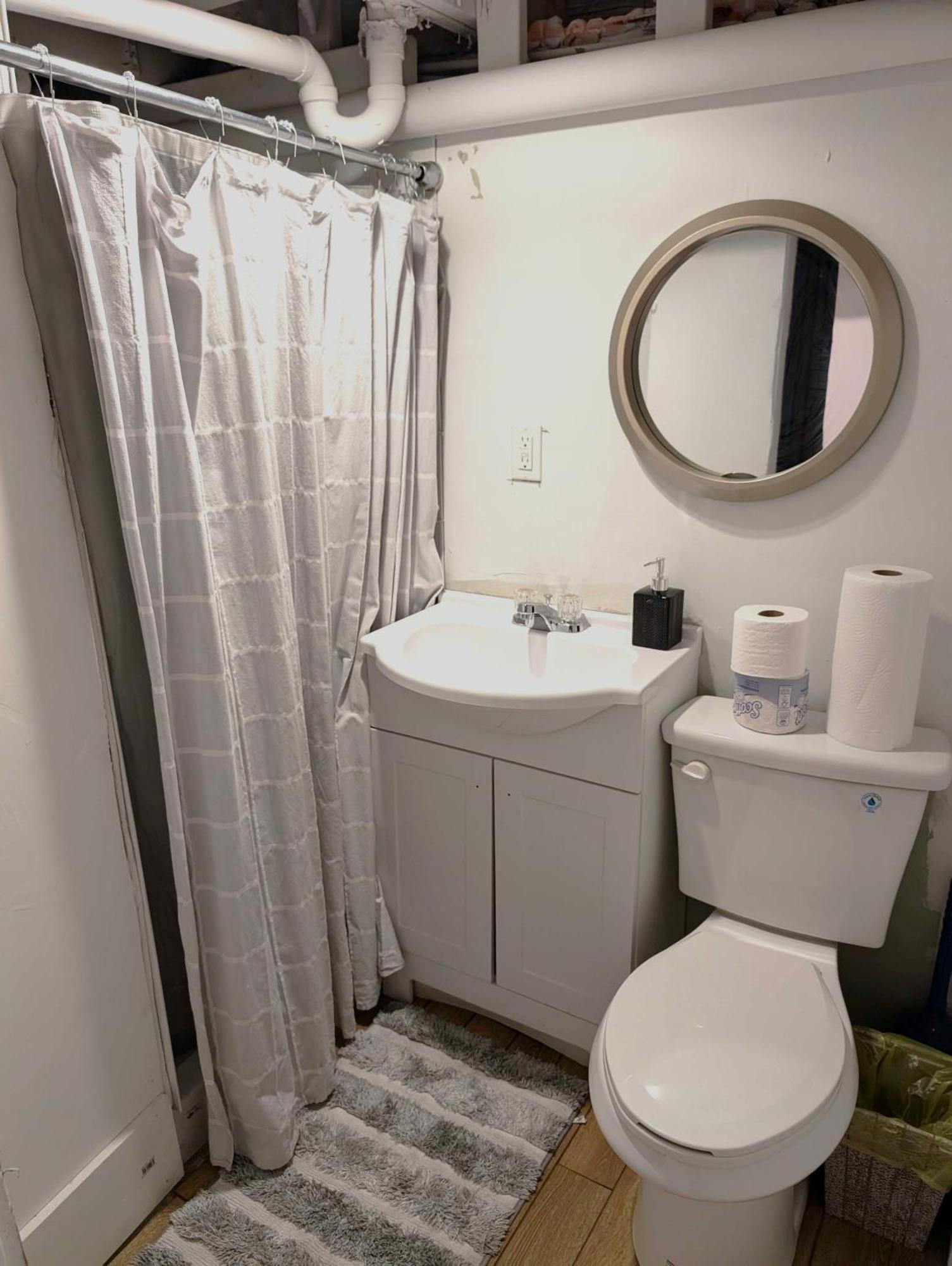 Downtown Retreat - Cozy Basement Apartment