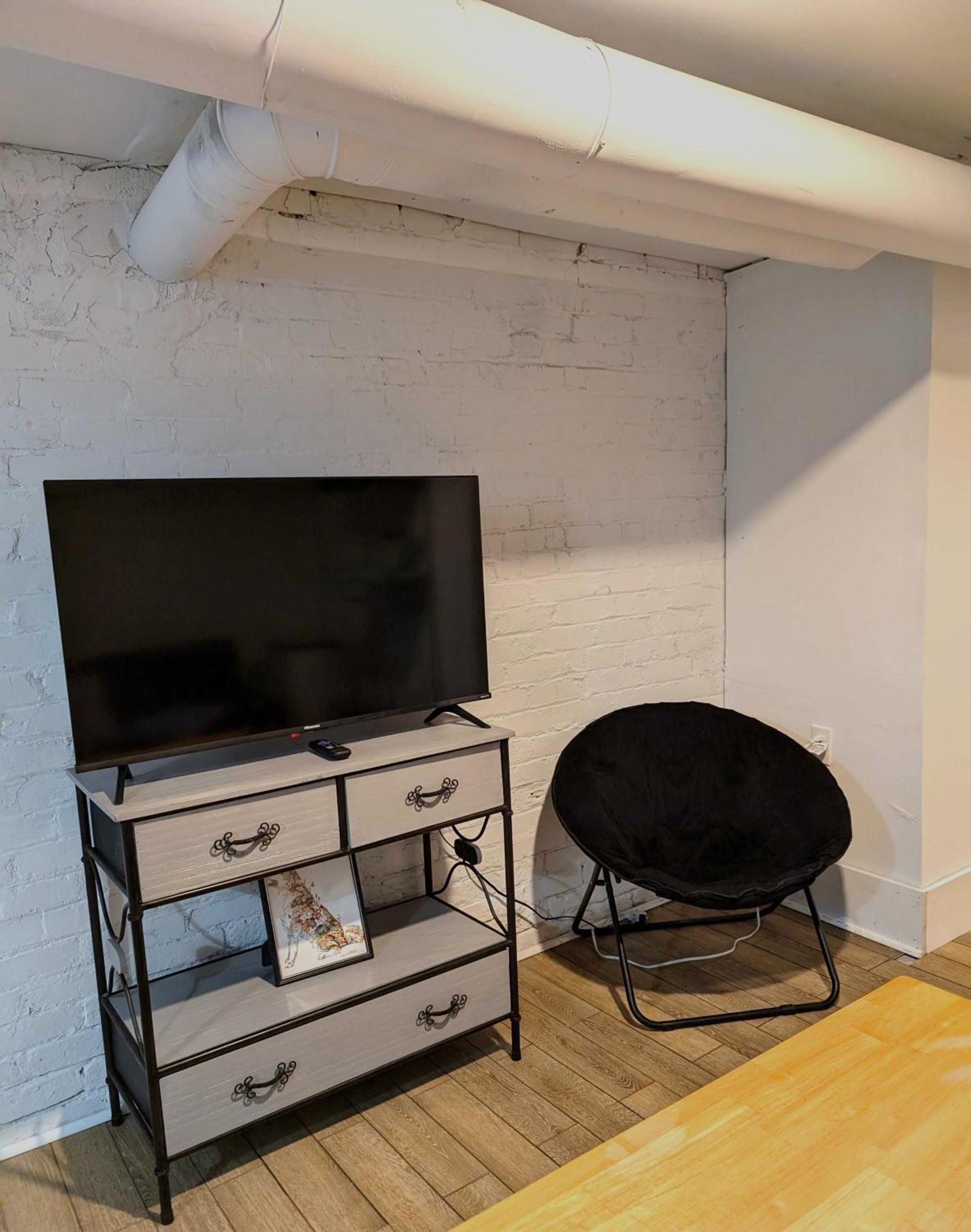 Downtown Retreat - Cozy Basement *
