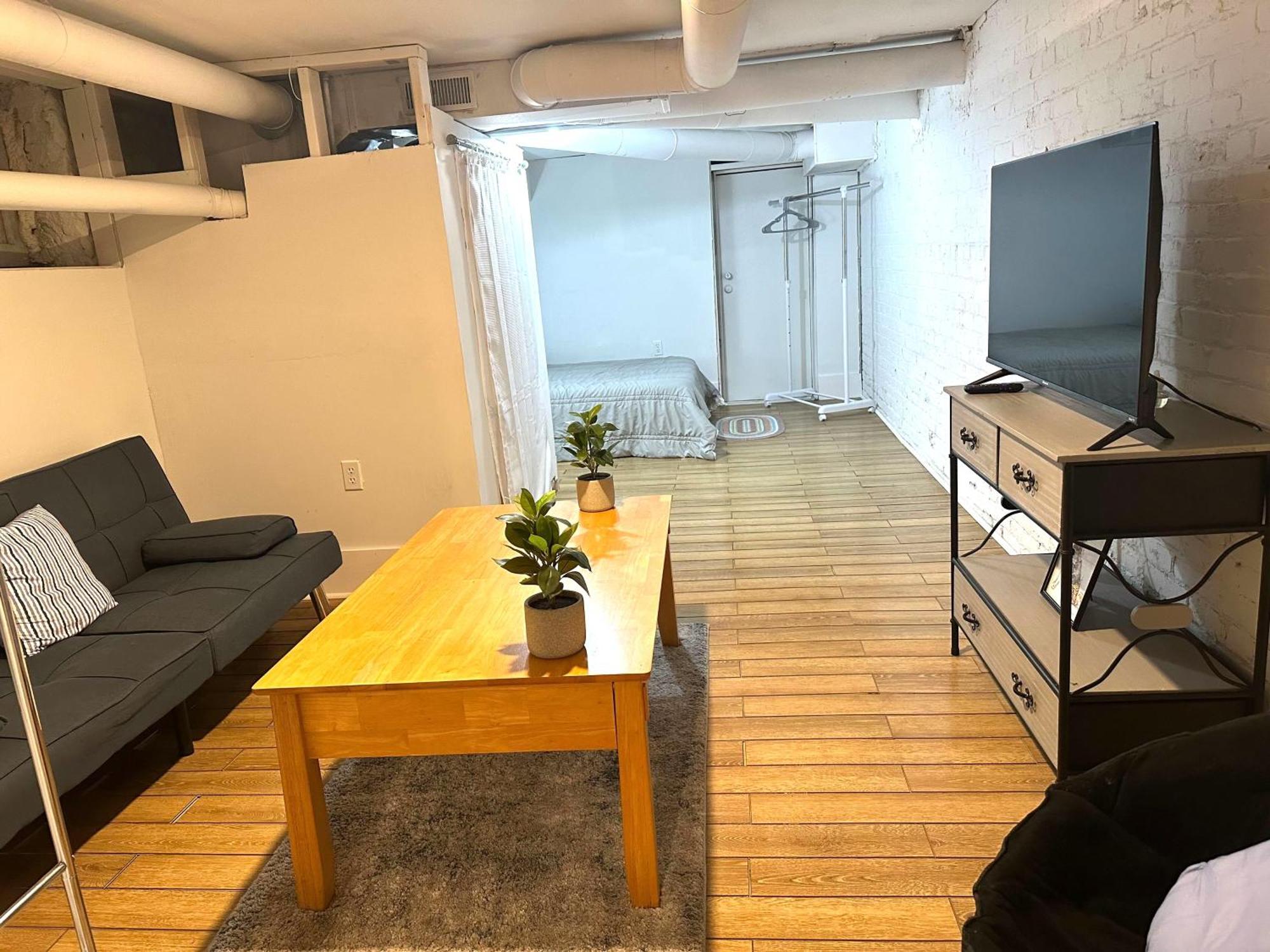 Downtown Retreat - Cozy Basement Apartment *